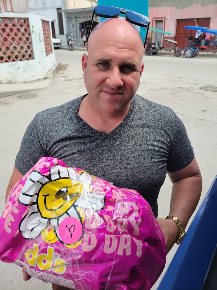 Carlos recibió su envío · Cuba